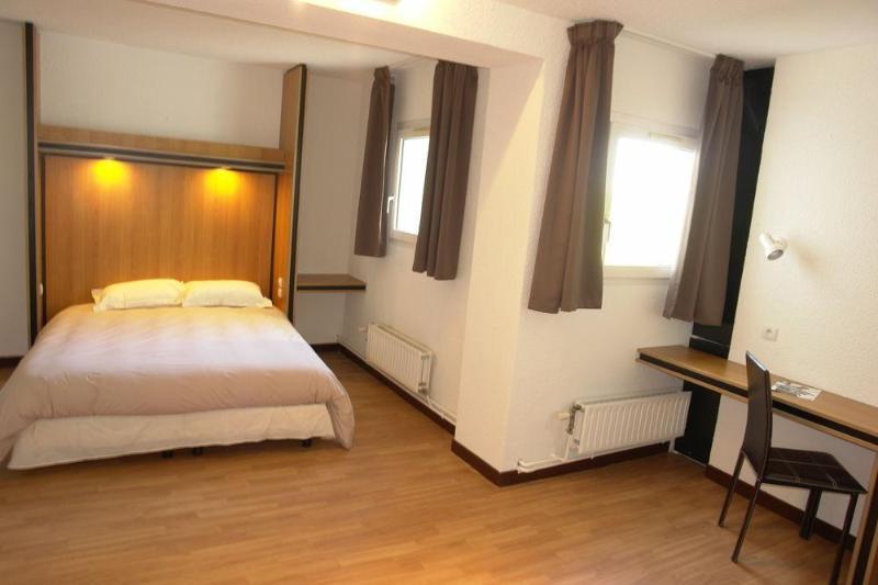 Hotel La Bonne Etape Évreux Esterno foto